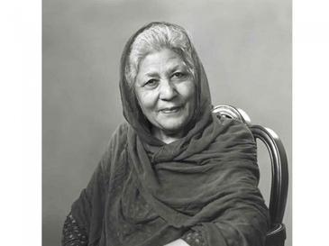 Bano Qudsia, Popular Pakistani Writer, writing novels and short stories, Urdu writer, “Raja Gidh” , “Aik Din”, “Haasil Ghaat”, “Purwa”, “Moom Ki Galiyan” and “Tauba Shikan”, “Bazgasht”, “Amar Bail”, “DoosraDarwaza” and “TwajjukiTalib”, “Tamasil”, “Hawa key Naam”, “Seharay” and “Khaleej”