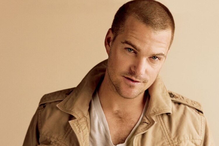 Chris O Donnell, an American actor and former model.He played Charlie Simms in Scent of a Woman, Chris Reece in School Ties, D'Artagnan in The Three Musketeers, Jack Foley in the drama.