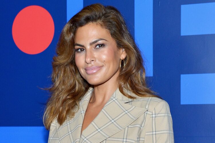 Eva Mendes, Her acting career began in the late 1990s, with a series of roles in films such as Children of the Corn V: Fields of Terror and Urban Legends: Final Cut.