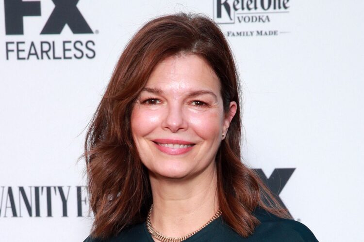 Jeanne Tripplehorn, She began her career in theatre, acting in several plays throughout the early 1990s, including Anton Chekov's Three Sisters on Broadway.