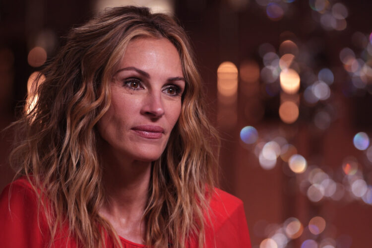 Julia Roberts, She established herself as a leading lady in Hollywood after headlining the romantic comedy film Pretty Woman,